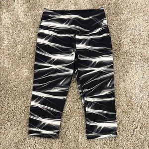 Victoria’s Secret VSX cropped leggings. Size small